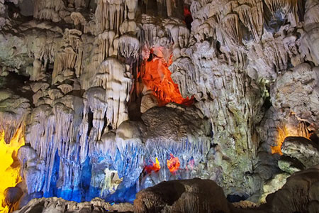 神秘的なティエンクン洞窟を探索